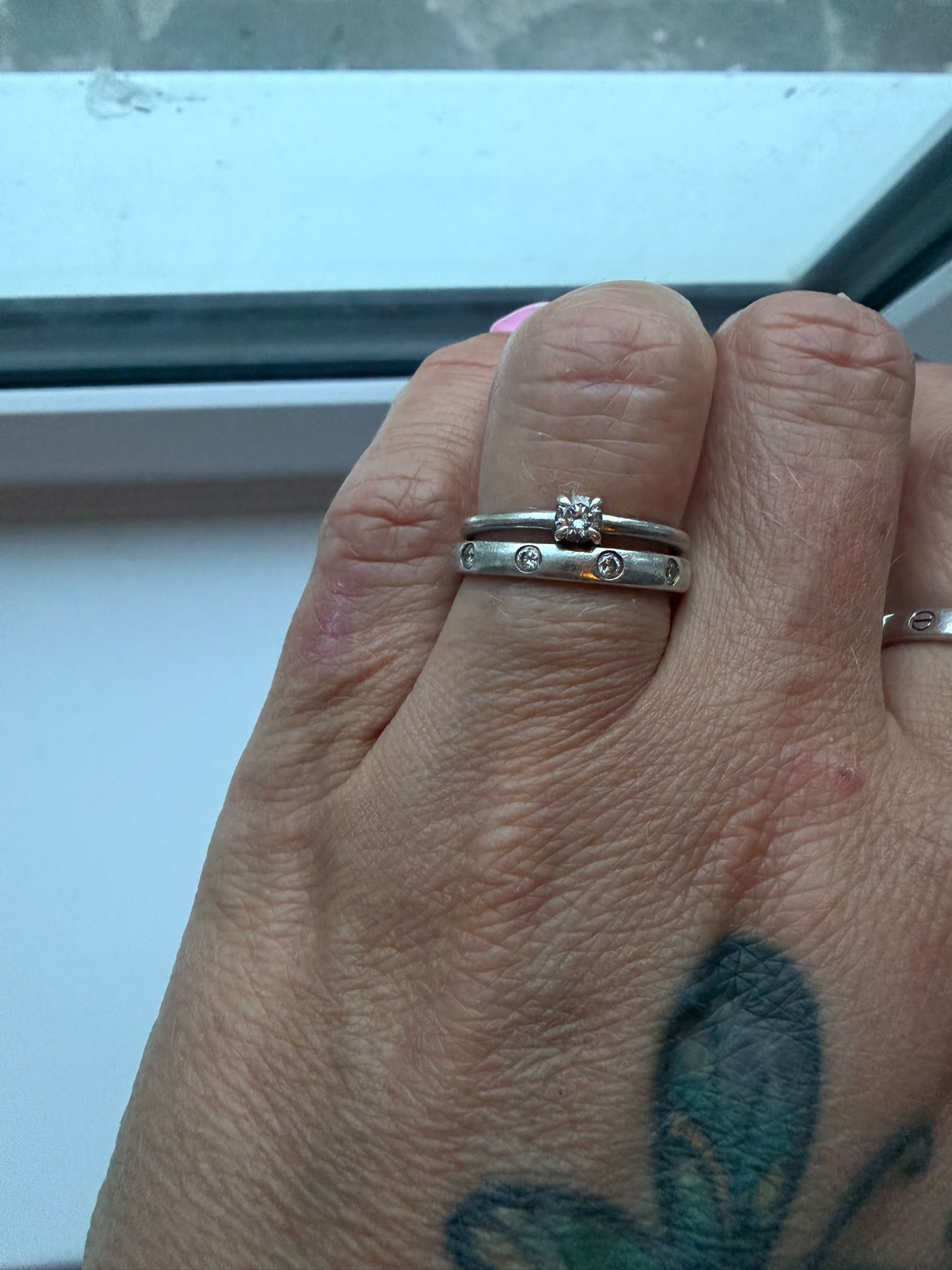 Jenny Hannan wearing the Elara solitaire stacked with the Soluna band